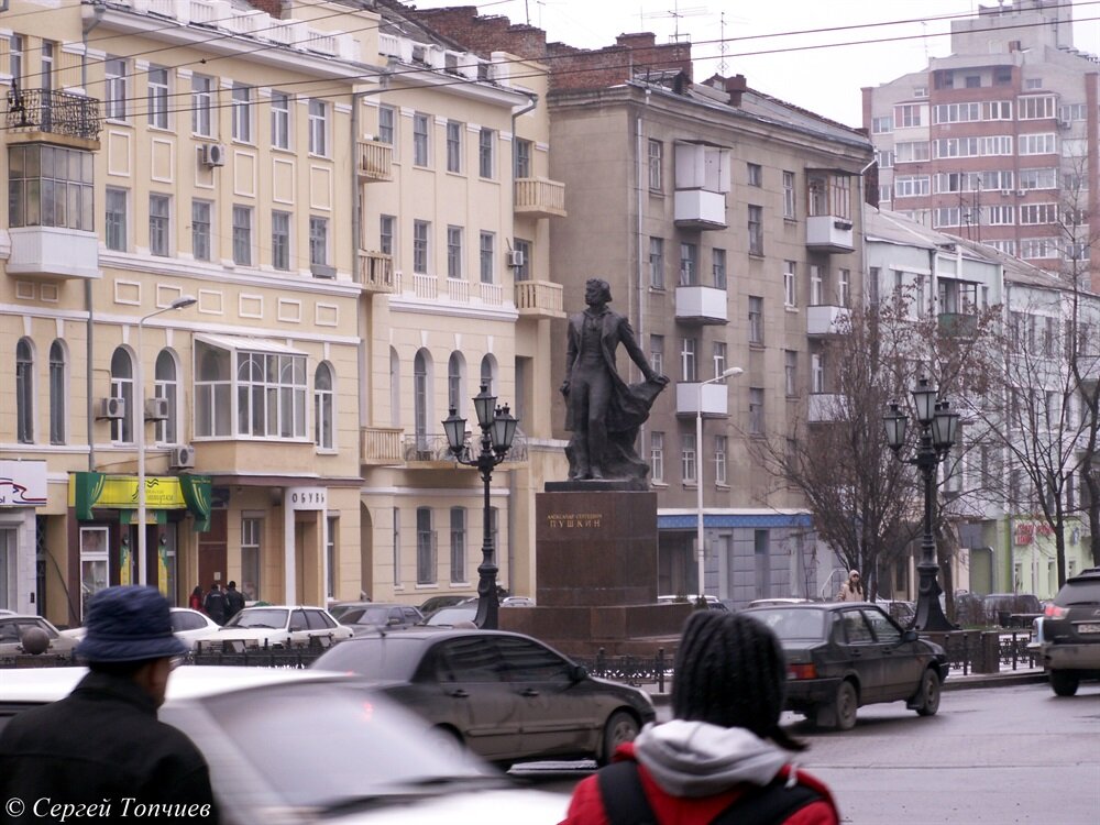 Дона перекресток. Ворошиловский Пушкинская Ростов. Пушкинская район Ворошиловский 28. Памятник Ворошиловский/Пушкинская. Пушкинская улица зимой Ростов.