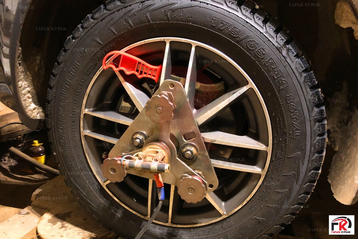 Установленный стенд на колесе.