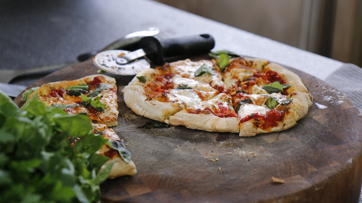 Пицца "Маргарита" (www.today.com/recipes/bobby-flay-s-pizza-margherita-recipe-t115120)
