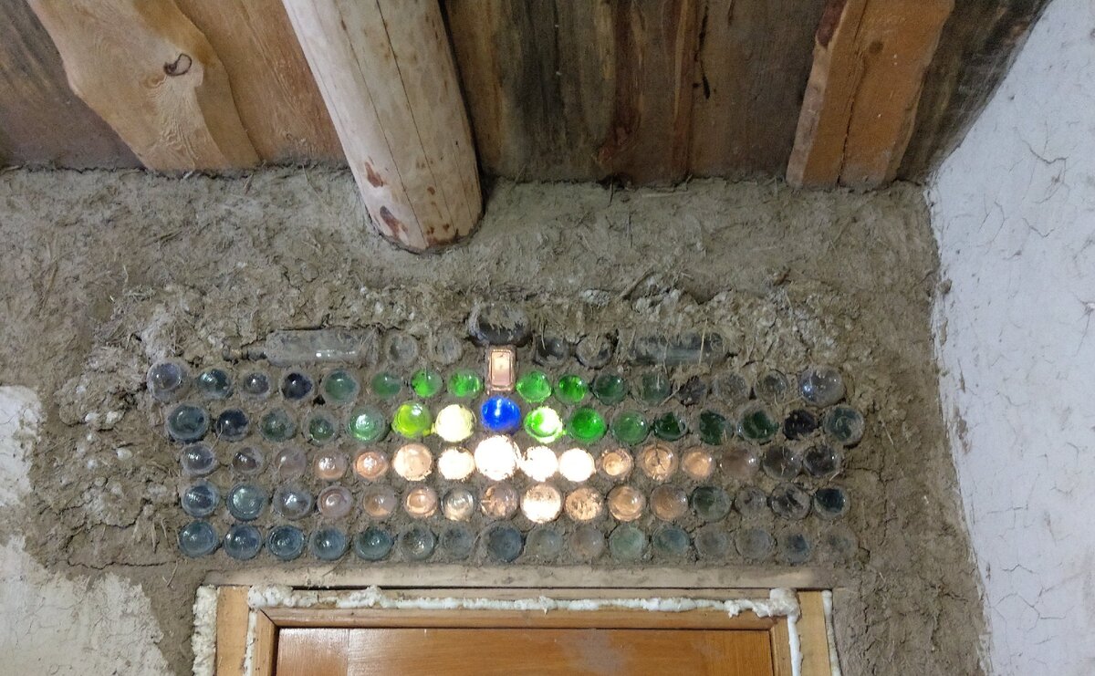 В  доме много интересных приемов вроде этих встроенных в стену бутылок, которые добавят интересных световых эффектов.