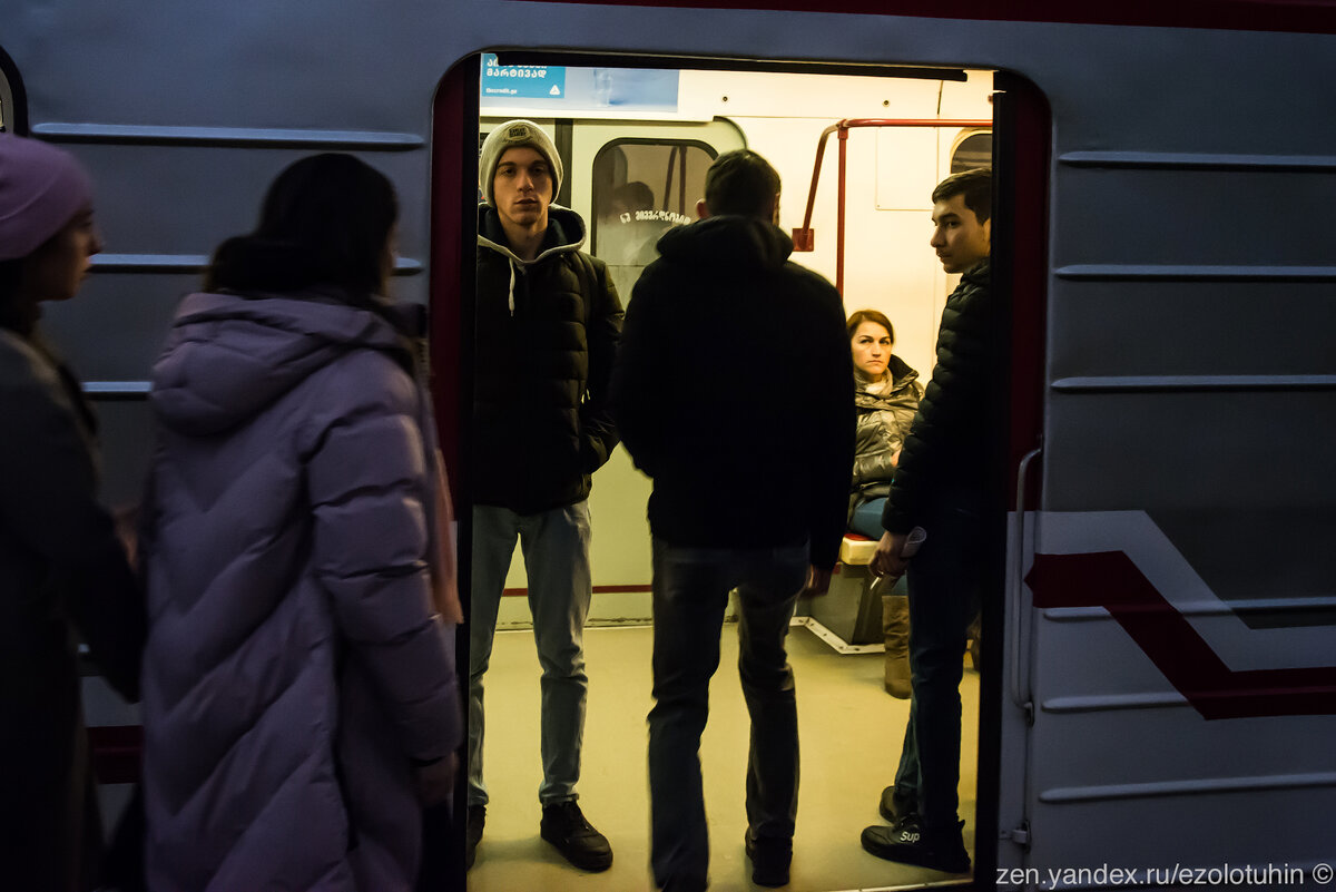 Просто загораживают вход в вагон, при этом места внутри еще полно. 
