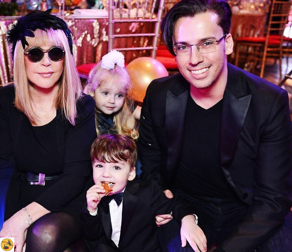 Совместное фото с детьми,   Алла Пугачева и Максим Галкин 