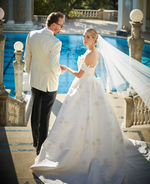 Источник: https://i1.wp.com/7sisters.ru/wp-content/uploads/2019/08/amanda-hearst-joachim-ronning-hearst-castle-1564830422.jpg?resize=980%2C1201&ssl=1.