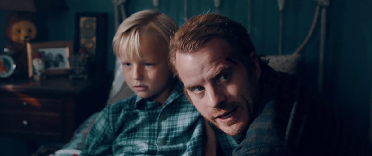 Джоэл - одинокий и малообеспеченный отец, который борется с психическим недугом (кадр из фильма "Изгоняющий дьявола: Абаддон")