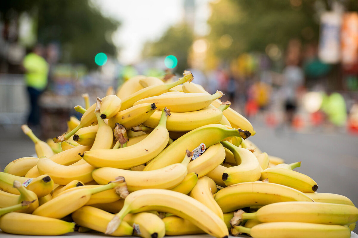 Все мы знаем о такой ягоде, как банан. Да-да, я не ошибся, банан является ягодой, так как "Банановая пальма" считается травой, соответственно банан - это ягода!-2