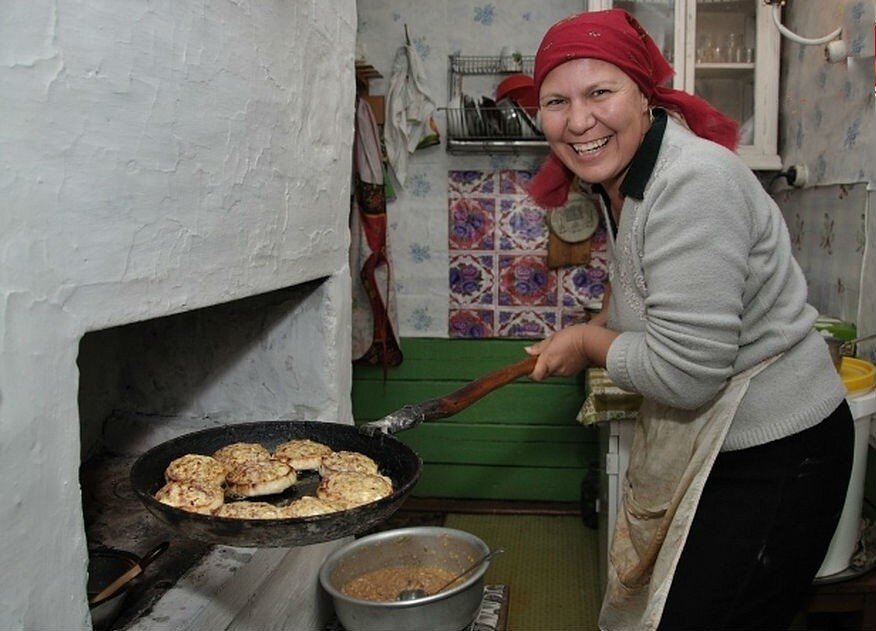 А бабуля пирожки готовит