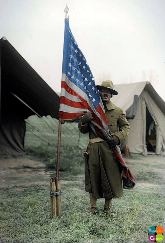 Глядя на этого солдата такое чувство что его неправильно раскрасили (лицо), если что то на руках перчатки.