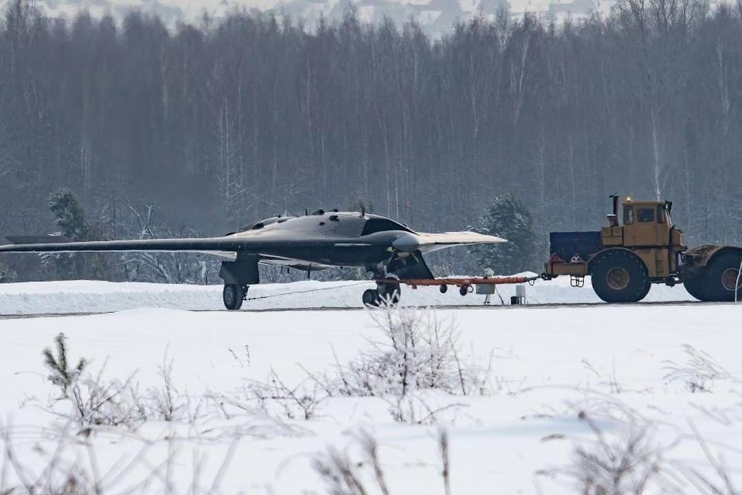 С-70 буксируется по ВПП