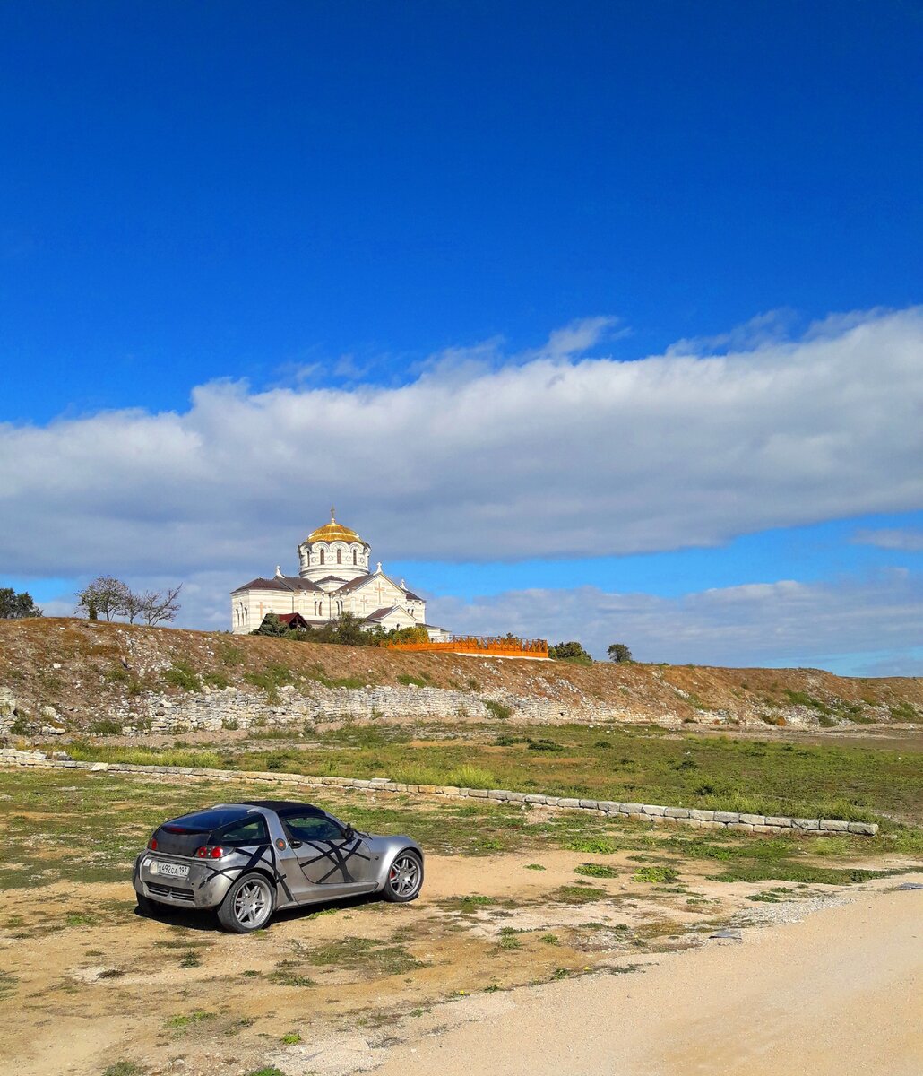Наша с мужем прогулка по осеннему Херсонесу (Крым), увидели яму для гарума и камень, из которого видно море и небо