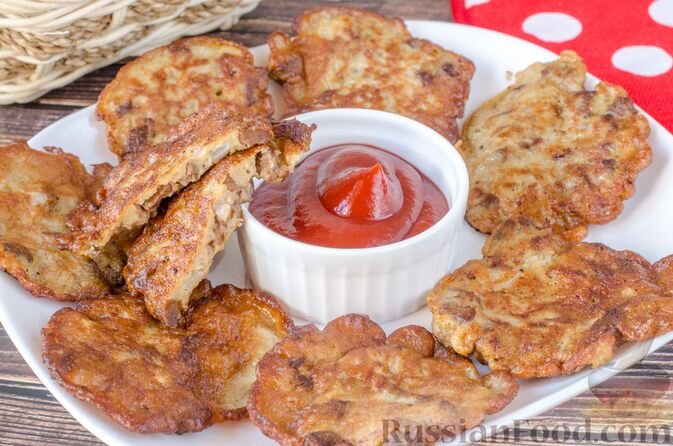 печень говяжья, яйца, картофель, лук репчатый, майонез, мука пшеничная, масло растительное, соль, перец чёрный молотый