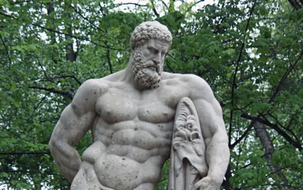 статуя Геракла