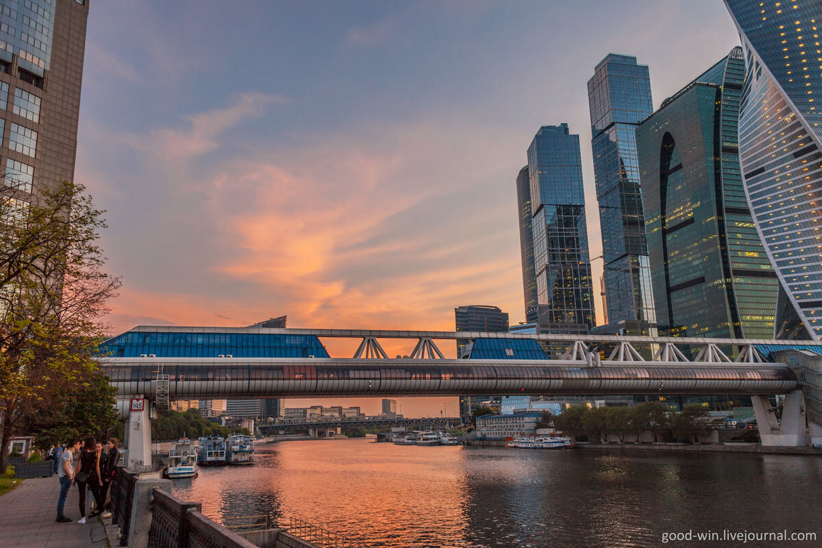 Набережная багратион. Мост Багратион в Москве. Пешеходный мост Багратион. Багратион Москва Сити. Набережная Багратион Москва.