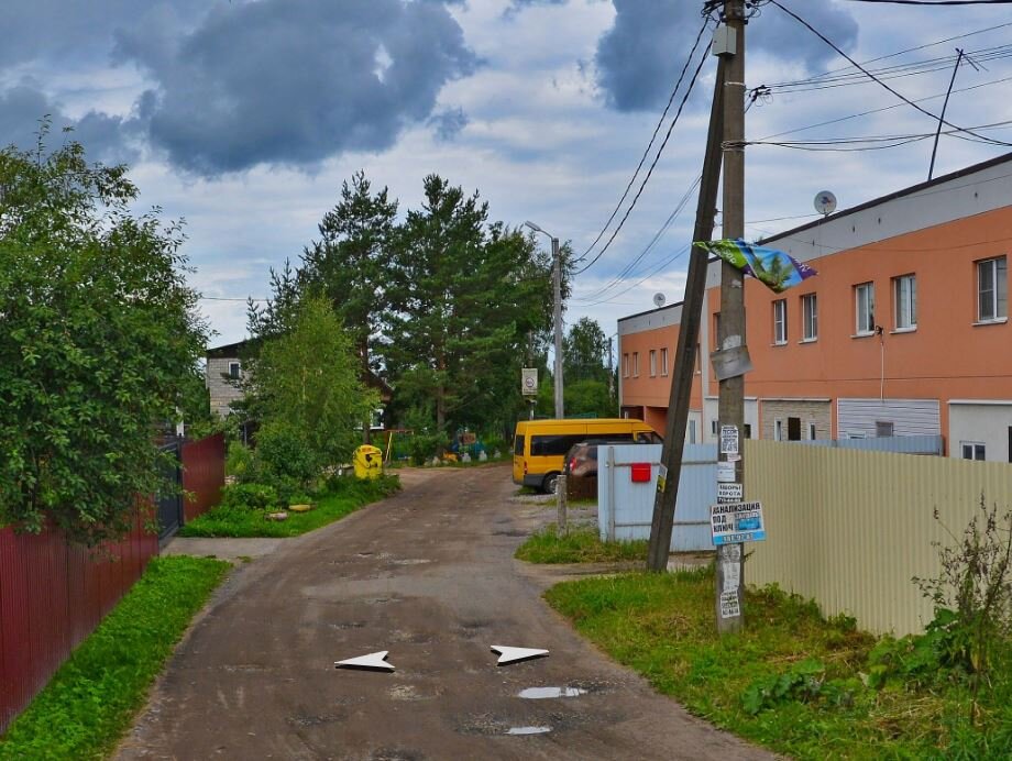 https://yandex.ru/maps/-/CKUknM9T. Въезд на улицу со стороны Аннинского шоссе.