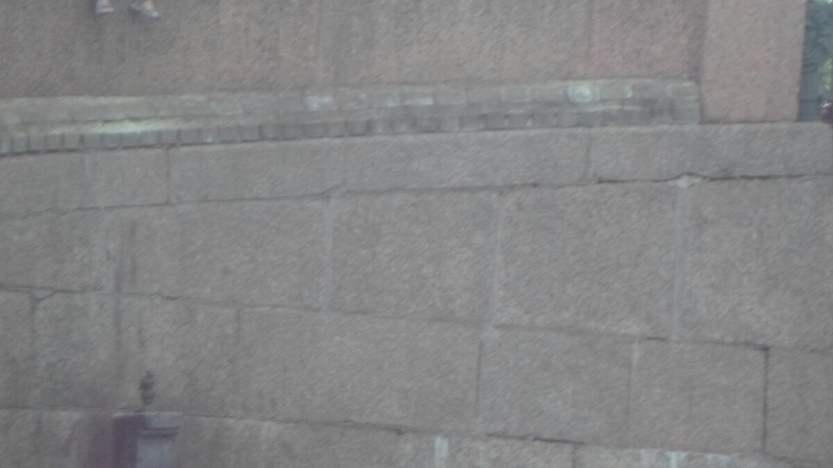 В левом нижнем углу еле-еле виднеется чижик-пыжик