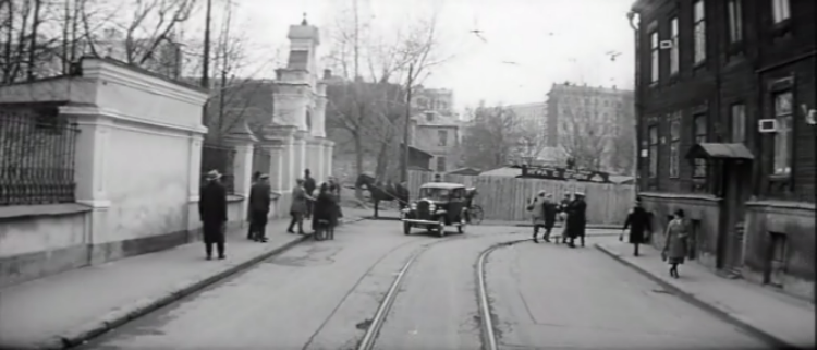 Кадр из фильма "Золотой теленок". Нововоротниковский переулок (кадр из фильма)