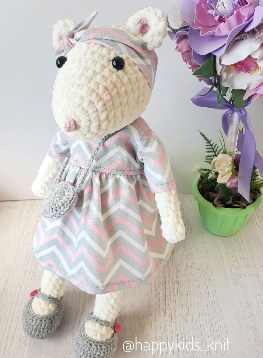  Вот сама игрушка мышка. 40 см, связана из плюшевой пряжи Dolphin Baby.