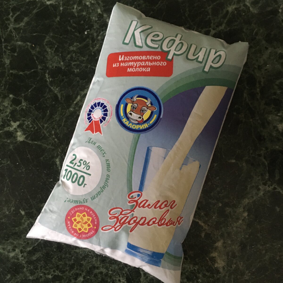 Обычный кефир в пакете, можно класть сразу в упаковке или перелить в спец.пакеты для заморозки.