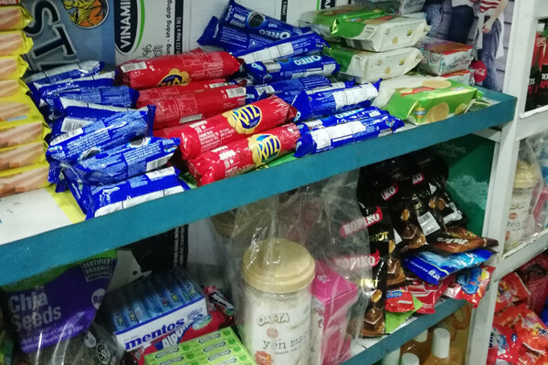 Печенье, алкоголь и "бомжпакеты" - основной товар на полках магазинов. 