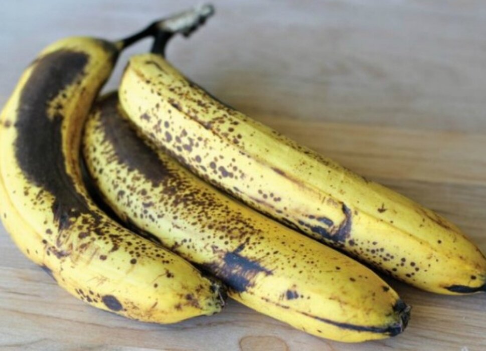 Почему чернеют бананы. Почерневший банан.