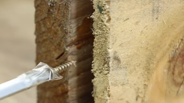 Теперь шуруп держится крепко, не падает с отвертки, что позволяет закрутить его даже в труднодоступном месте