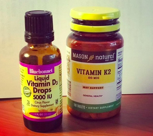 Витамин Д в каплях и Витамин К2 в таблетках (Фото: Олеся Тимофеева, личный архив)