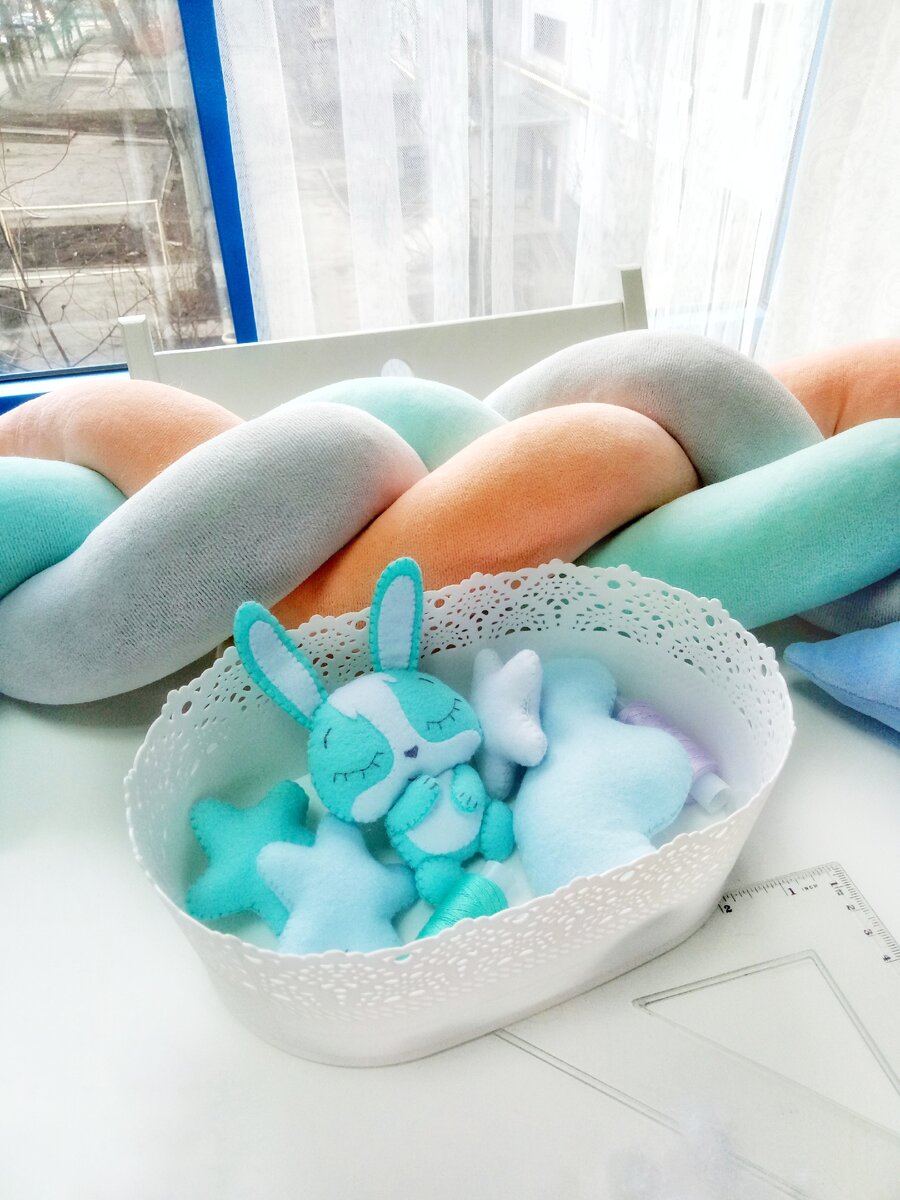 Я очень люблю свою мастерскую, поэтому всегда переживаю, когда возникает какая-то угроза. Надеюсь, что смогу поставить свой рукодельный бизнес на рельсы.