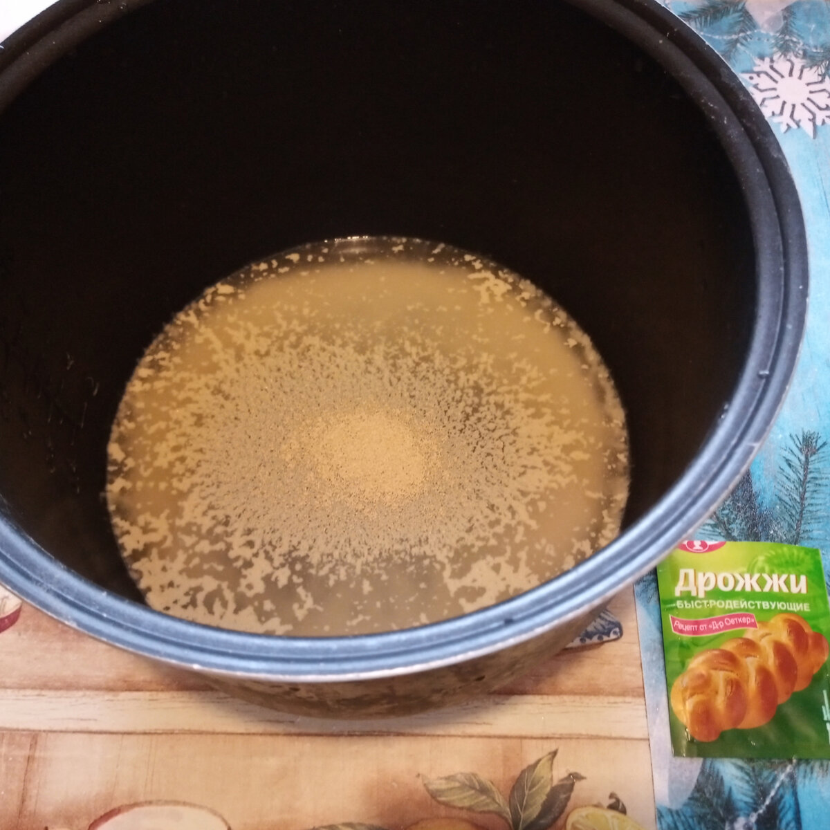Вода, дрожжи.