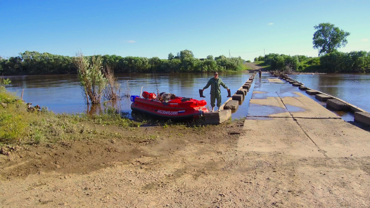 А вот и тот мост в селе Жуковское, которого в большую воду не было видно вообще!