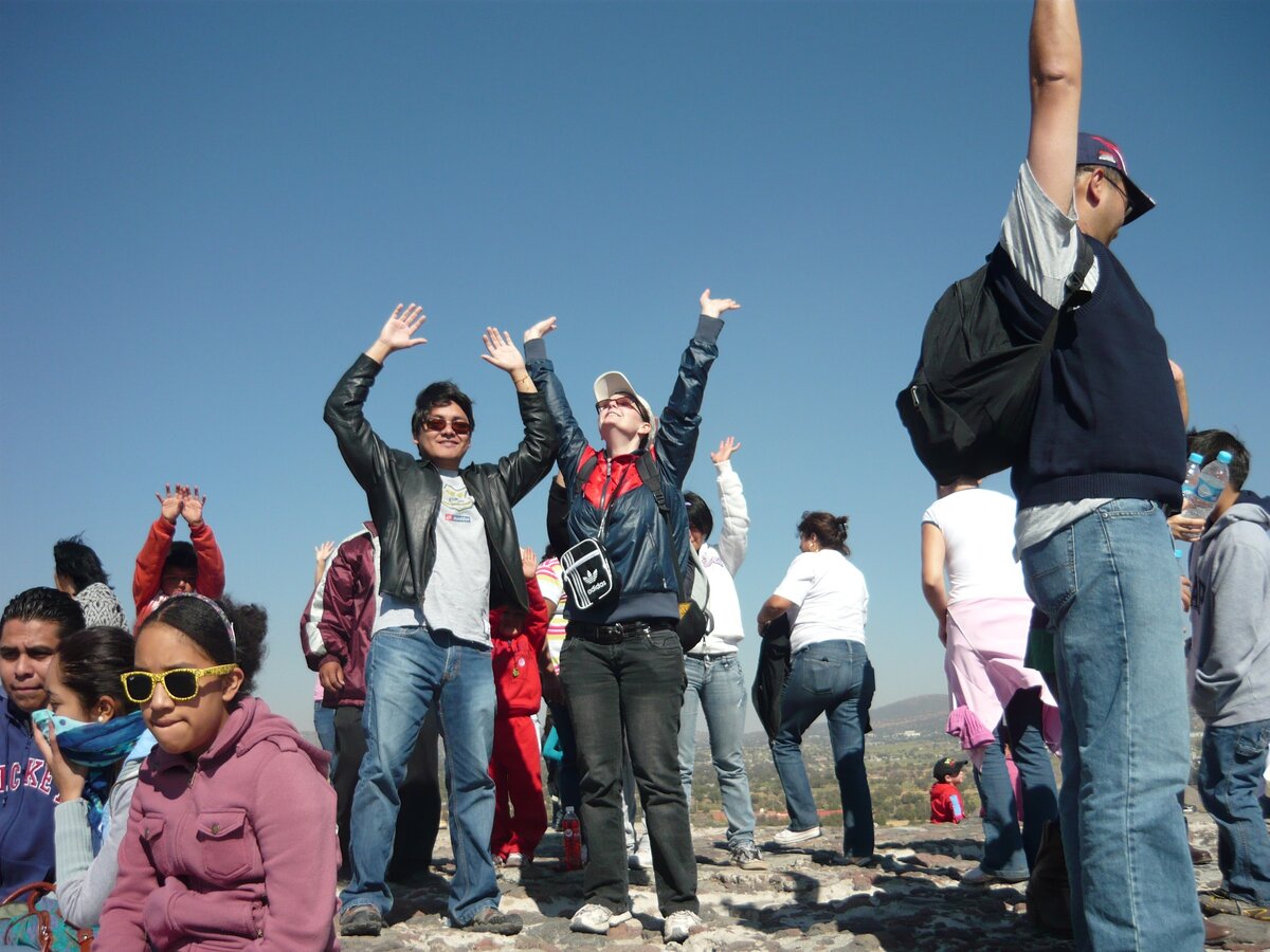 В центре Диего и его французская подруга. На вершине пирамиды в Теотиуакане