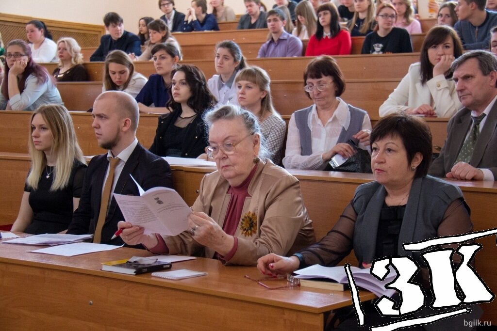 Я, с бородой и задумчивый, сижу на очередной научной конференции. Источник: сайт БГИИК, ссылку не знаю, давным давно сохранял фото