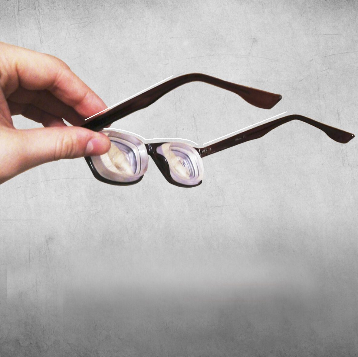 Подобрать очки непросто! Эстетика внешнего вида медицинских очков, это немаловажный фактор выбора при больших диоптриях в рецепте. Абсолютно все хотят выглядеть #стильно, эстетично и модно. Это требование предъявляется и к медицинским очкам, особенно если для коррекции зрения необходимы высокие значения диоптрийной силы. ⠀
Какие очковые #линзы вставить в понравившуюся оправу, если ваш "минус" равен -4D и выше? Сейчас мы вам расскажем.
⠀
▫️при большом "минусе" очковые линзы за счет своей толщины выглядят громоздкими и сильно портят внешний вид пациента, глаза в очках кажутся меньше. Изображение, к сожалению, также теряет в качестве.
⠀
▫️в изящные #оправы едва ли удастся вставить линзы, предназначенные для коррекции миопии высокой степени. Но прогресс не стоит на месте: новые технологии позволяют уменьшить толщину стекол без потери корригирующего эффекта.
⠀
▫️современная наука позволяет заменить толстые линзы на тонкие - #асферические. Если у вас высокие #диоптрии, то только применение такого типа линз добавит очкам легкости и привлекательности.
⠀
При использовании линз с 1 или 2 асферическими поверхностями стекла меньше выступают за оправу, а поэтому выглядят тоньше и элегантнее.
⠀
Применяя линзы с асферическим дизайном, вы сможете существенно нивелировать эффект «собственного уменьшения глаз», придав внешности большую естественность. Асферические линзы выигрывают не только в косметическом плане. Усложнение рельефа оптических поверхностей способствует расширению поля обзора и улучшению качества периферического зрения с минимумом искажений.