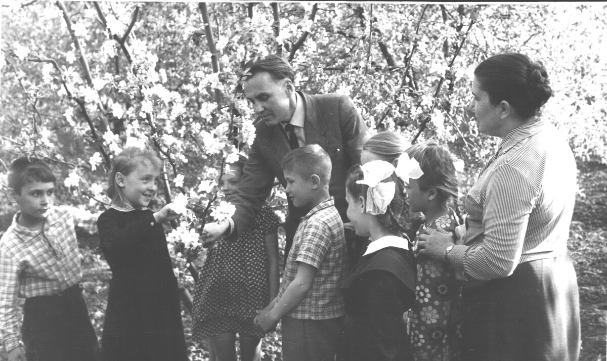 В.А. Сухомлинский с детьми