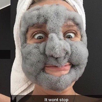 Так через пару минут на лице выглядит пузырящаяся маска Elizavecca Milky Piggy Carbonated Bubble Clay Mask  