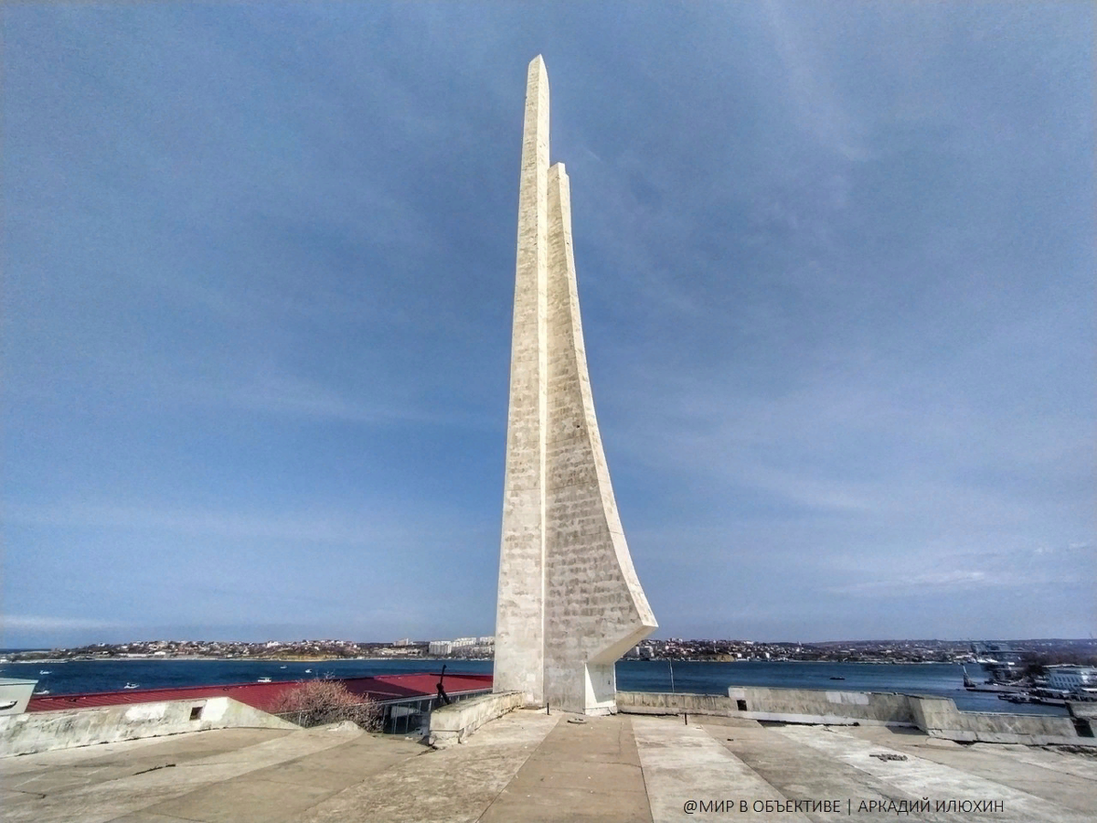 Стела волна. Севастополь Обелиск городу-герою Севастополю. Город герой Севастополь памятник Обелиск штык Парус. Мыс Хрустальный Севастополь Обелиск.