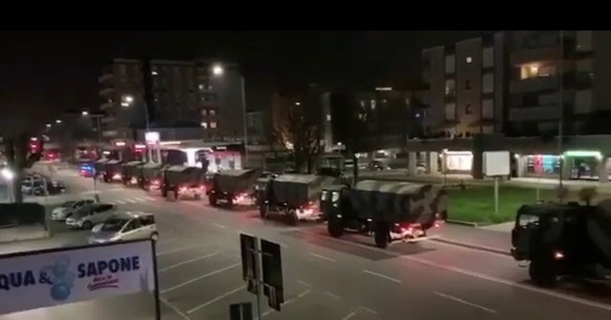 Конвой из военных с гробами...