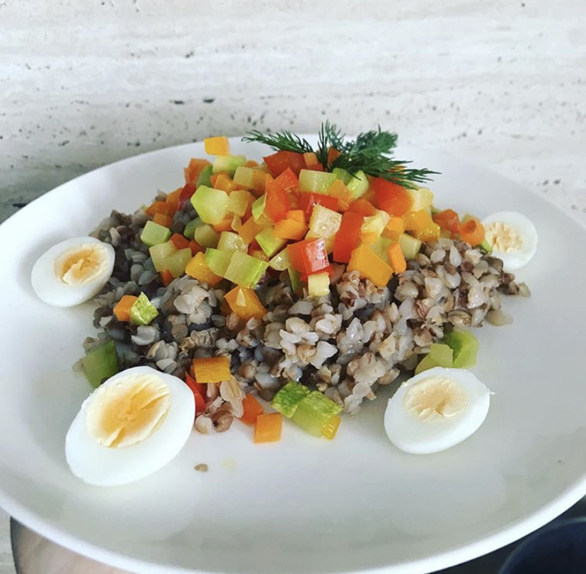 Запаренная гречка с тушеными овощами и перепелиными яйцами.