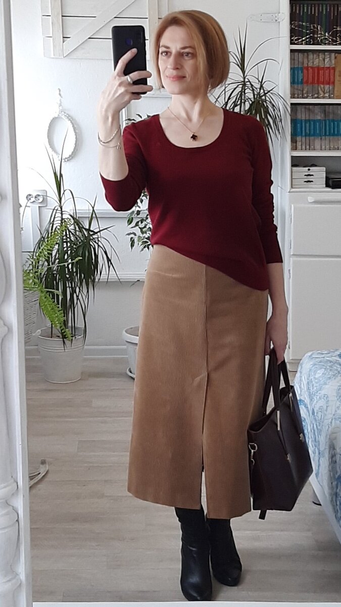 Вельветовая юбка и пуловер, заправленный с одной стороны.