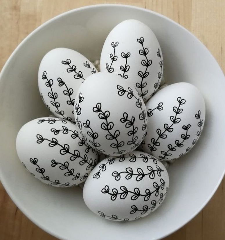 Дизайнерские пасхальные яйца. Украшение яиц маркером. Украшения яиц фломастерами. Яйцо роспись. Яйца маркером
