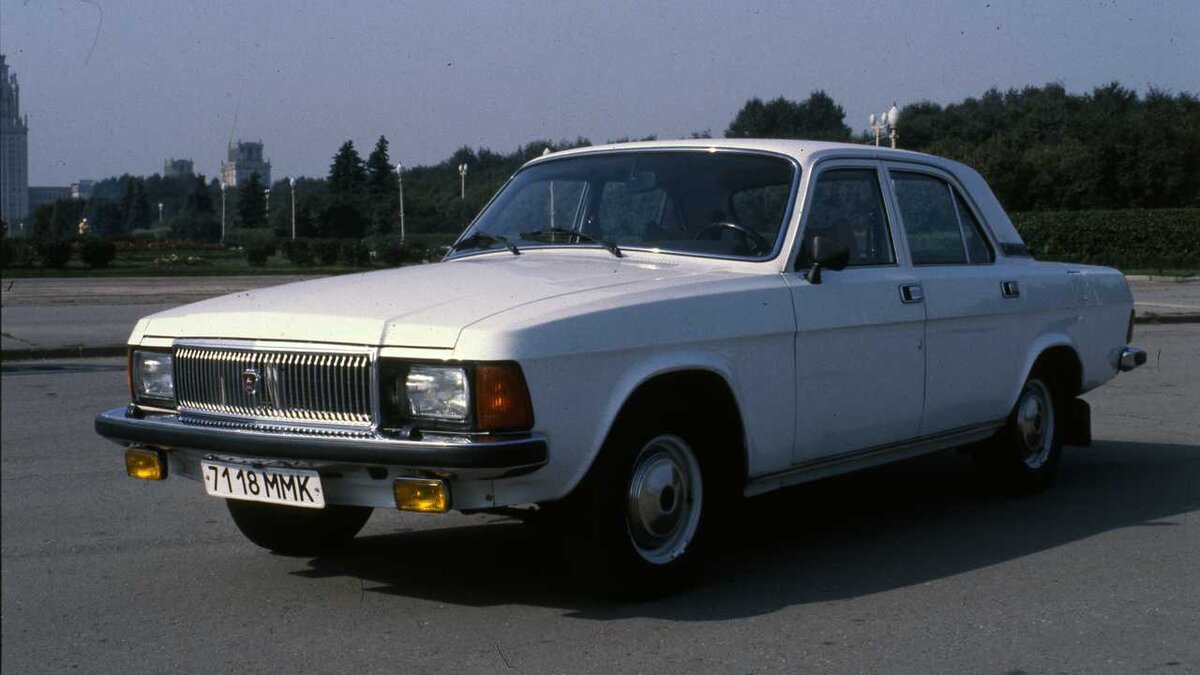 Частный московский номер стандарта 1980 года. Тогда на табличках еще применяли буквы, не читаемые на латинице. Редким гражданам, выезжающим на автомобиле за границу, временно выдавали другие знаки.Белый номер с тремя буквами рядом с 1980 года выдавали государственным машинам.