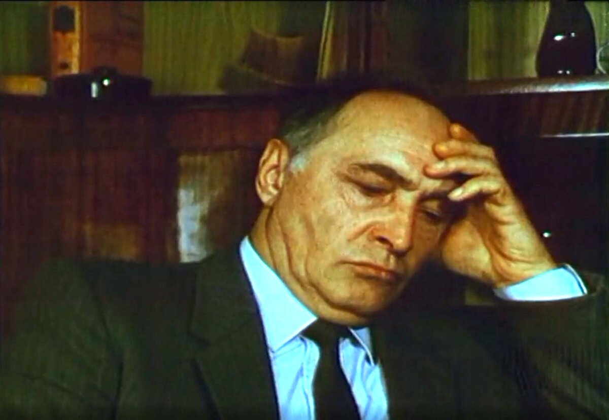 Вячеслав Тихонов в фильме "Любовь с привилегиями"