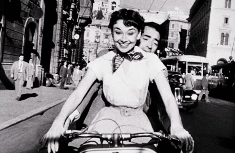 Грегори Пек и Одри Хепбёрн в фильме "Римские каникулы" (1953).