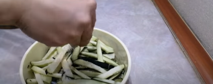 Посолить. Оставить на 15 минут.