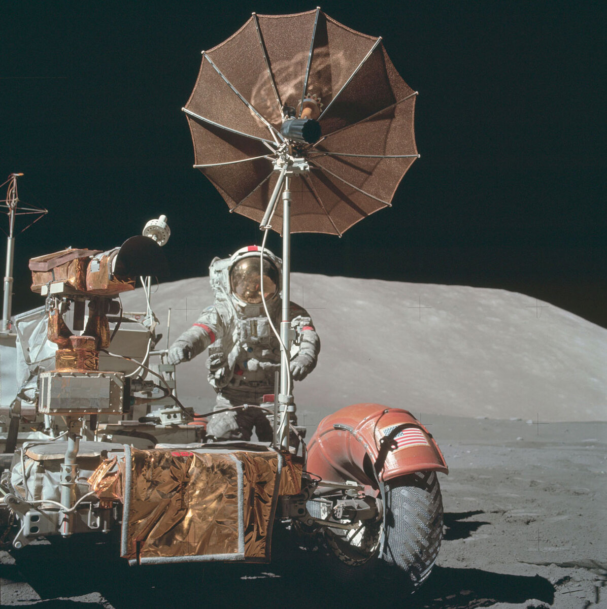 ФОТО ЛУННОЙ ЭЛЕКТРИЧЕСКОЙ ТЕЛЕГИ.РЕЗКАЯ ЛИНИЯ МЕЖДУ РАВНИНОЙ И ГОРАМИ УКАЗЫВАЕТ НА КОМБИНИРОВАННУЮ СЪЕМКИ В ГОЛЛИВУДЕ, ХОТЯ ЭТОТ СНИМОК НАСА И НАПИСАНО, ЧТО СЪЕМКИ ДЕЛАЛИСЬ НА ЛУНЕ.