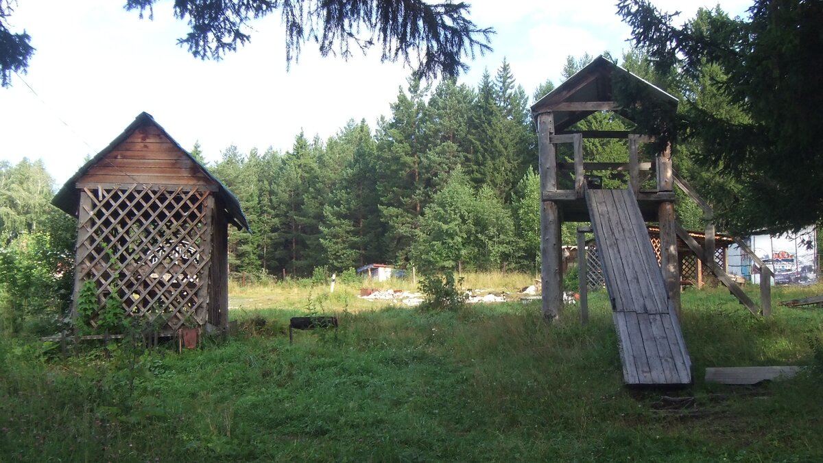 Во дворе туристической базы