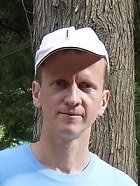 Родился и живет в Волгограде. Окончил Волгоградскую архитектурно-строительную академию (сейчас – Университет) в 2000 г. Служил в ВС РФ в 2000-2001 гг. Работал дизайнером. Сейчас архитектор-проектировщик зданий и сооружений. Писать начал в 2013 году.  