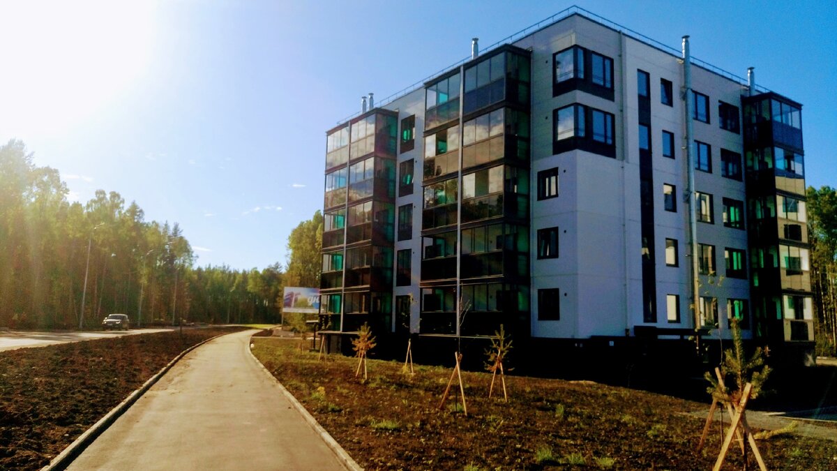Древлянка-7 в Петрозаводске. Жилые комплексе в лесу, но близко к оживленному сердцу города. Фото 2018 года.