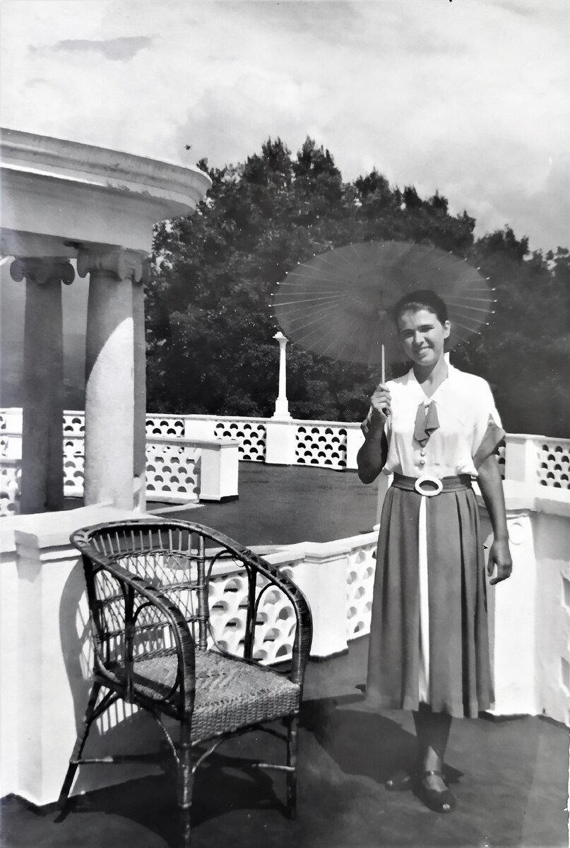 Подруга мамы. Фото с отдыха на юге. 1950 год