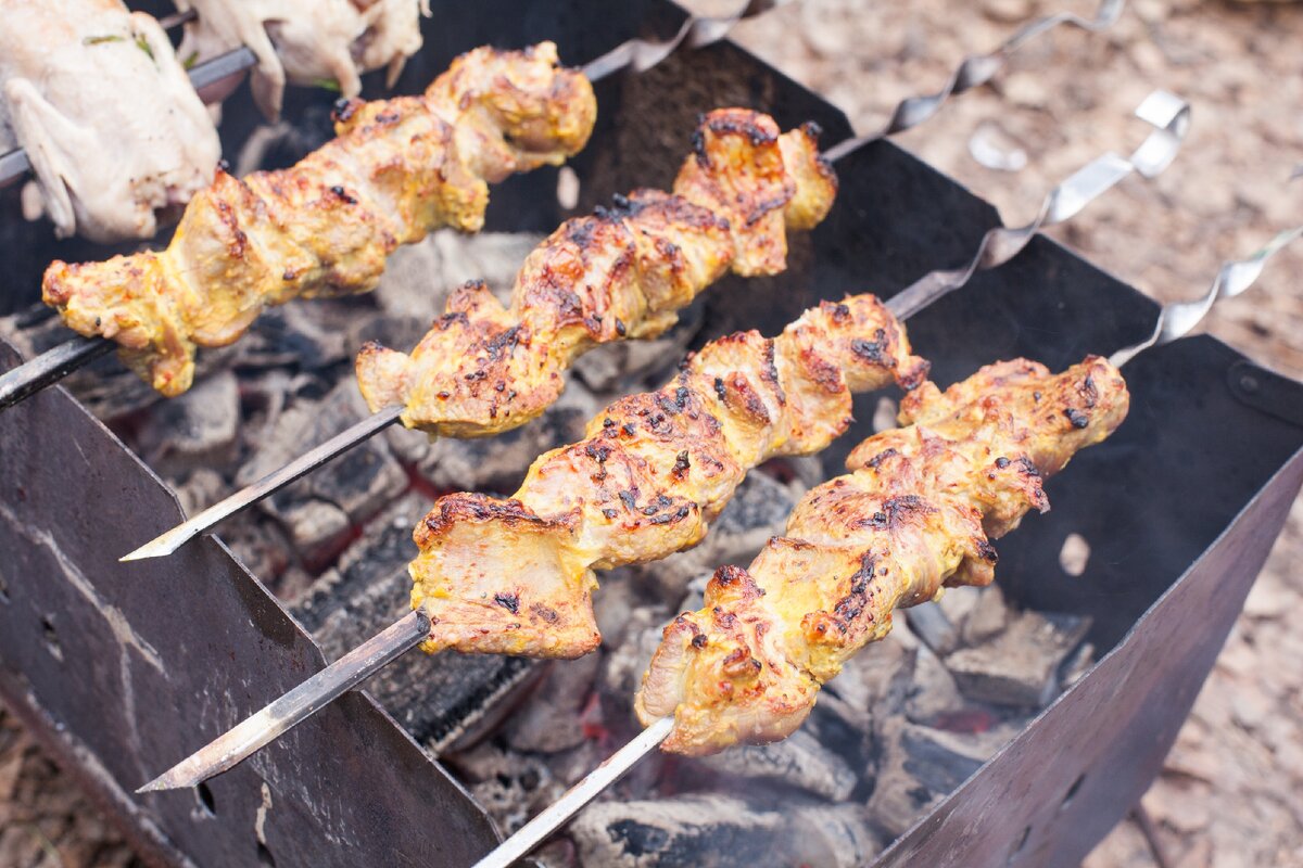 Шашлык барбекю. Куриный шашлык на мангале. Шашлык из индейки. Шашлык из куриного филе. Шашлык из индейки на шпажках.
