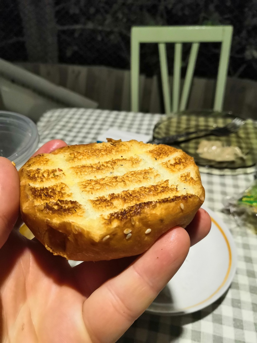 Берём булочку для бургеров, не много поджариваем на углях в решётке. 