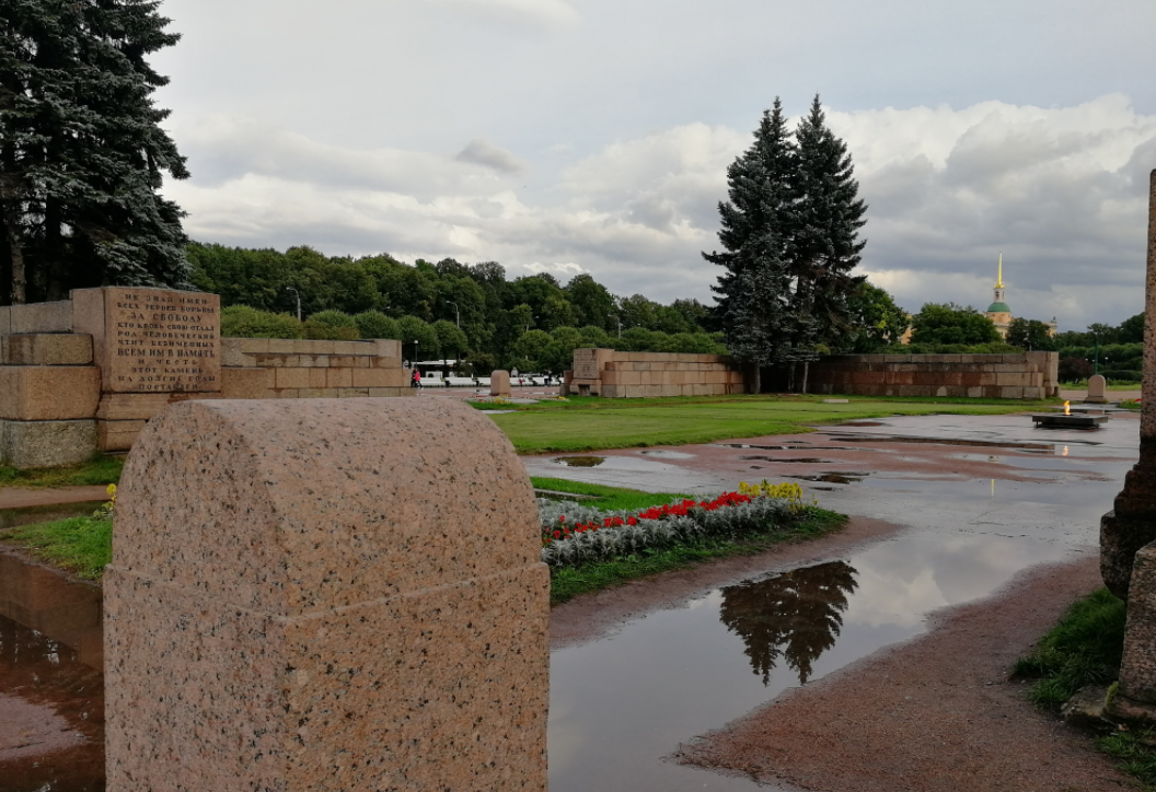 Марсово поле Санкт-Петербург мемориал. Вечный огонь Марсово поле в Санкт-Петербурге. Мемориал жертвам революции на Марсовом поле в Санкт-Петербурге. Вечный огонь СПБ Марсово поле.